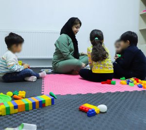 خانم سوگند صادقی، گفتار درمانگر، در حال بازی درمانی با کودکان
