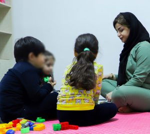 خانم سوگند صادقی، گفتار درمانگر در حال کار با کودکان