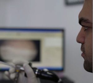 دکتر علی مناف دل ستان در حال آندوسکوپی حنجره در کلینیک رویش ارومیه