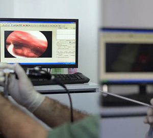 آندوسکوپی حنجره در کلینیک رویش ارومیه توسط دکتر علی مناف دل ستان